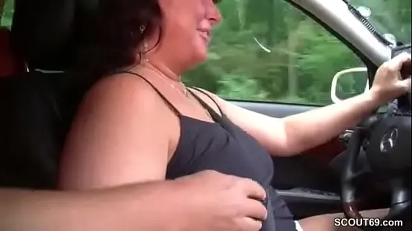 观看总管MILF taxi driver lets customers fuck her in the car
