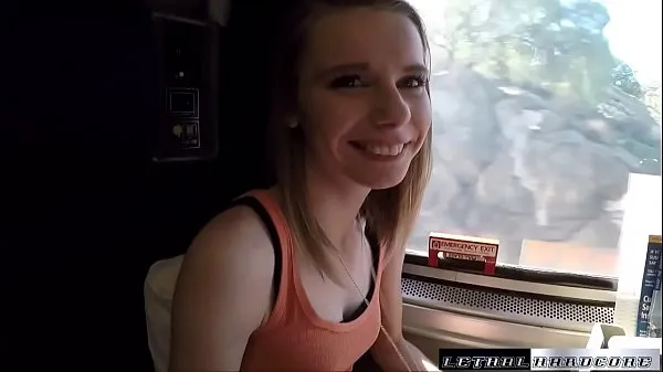Catarina recibe su coño ruso arado en un tren a toda velocidad