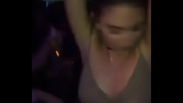 Freundin benimmt sich wie eine echte Hure im Club, durchnässt und b. tanzt