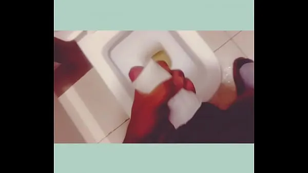 トイレットペーパーホルダーを使用してオフィスのトイレで自慰行為をしているゲイのインドの少年 合計チューブを見る