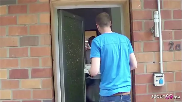 Oglądaj Cuckold Watch his German Wife While Fuck Young Delivery Boy cały kanał