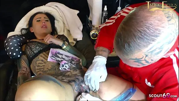 Guarda La giovane donna tedesca Biancaneve si fa tatuare la fica e succhia un cazzo allo stesso tempoTutto in totale