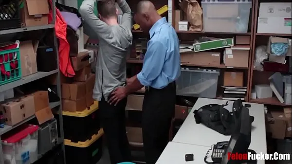 estúpido heterossexual punido por policial gay por roubar