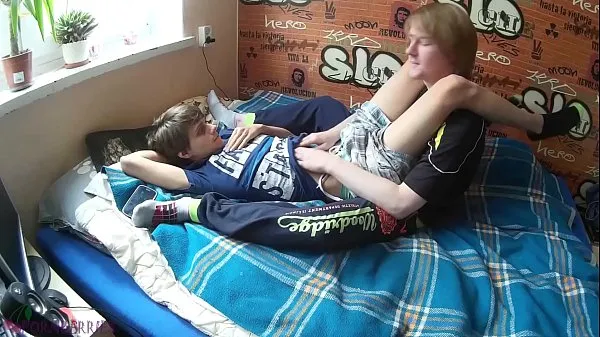 Sehen Sie sich insgesamt Zwei junge Freunde machen schwule Acts, die sich in einen Cumshot verwandelten Tube an