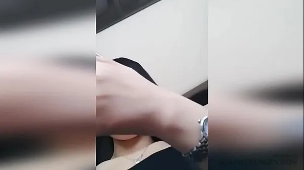 AMADORA) Gata asiática fofa faz sexo oral em um carro