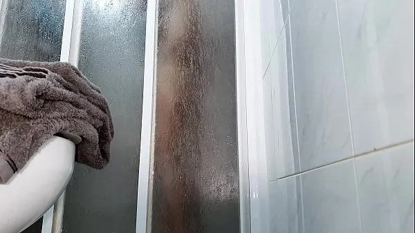 Telecamera spia in bagno che riprende la doccia calda della moglie