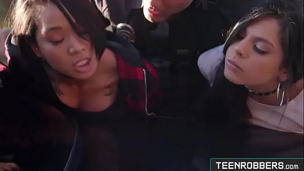 Gina Valentina und Honey Gold - Zwei Hündinnen ficken mit Hot Perv Cop in der Öffentlichkeit