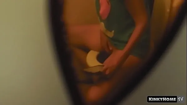 Una bella ragazza si masturba in bagno