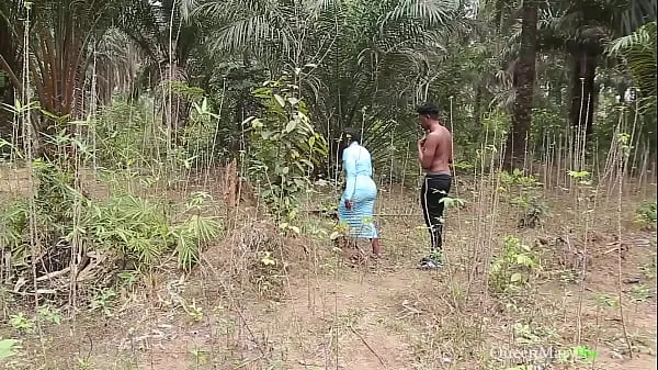 شاهد She got lost in the bush, I showed her way back to her house, she rewarded me with a fuck إجمالي الأنبوبة