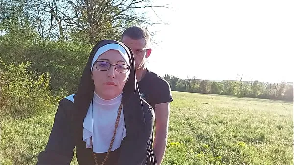 Diese Nonne bekommt ihren Arsch mit Sperma gefüllt bevor sie in die Kirche geht