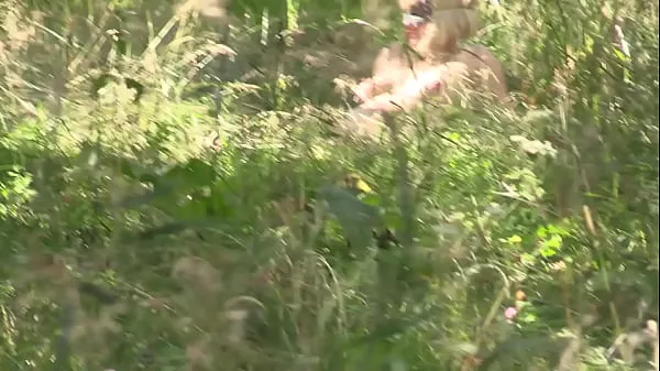 观看总管Voyeur watches a milf in early pregnancy outdoors as she walks in the woods and undresses Amateur peeping fetish