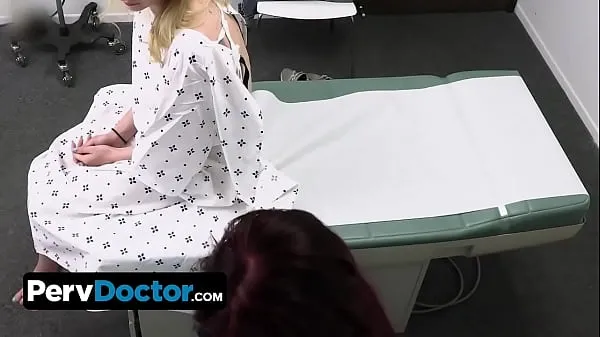 Una giovane paziente magra riceve un trattamento speciale per la sua fica dal dottore arrapato e dalla sua infermiera troia