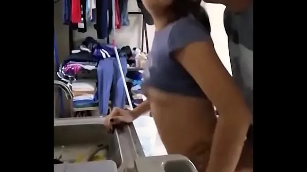 Guarda Una bella ragazza messicana amatoriale viene scopata mentre lava i piattiTutto in totale