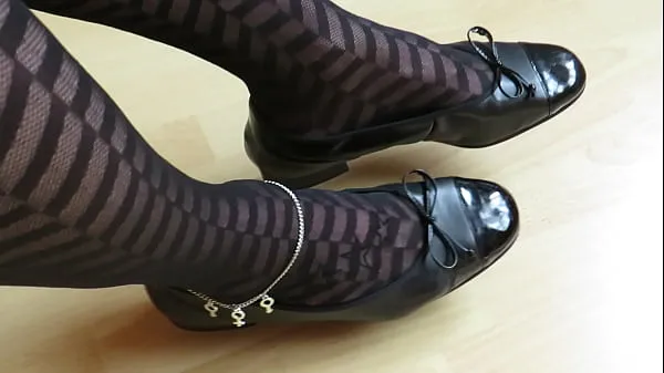Regarder Isabelle-Sandrine - ballerines en cuir noir et bas à motifsTube au total