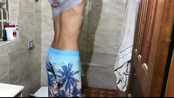 观看总管Spying on a young man taking a shower, I couldn't resist and gave him a nice pussy